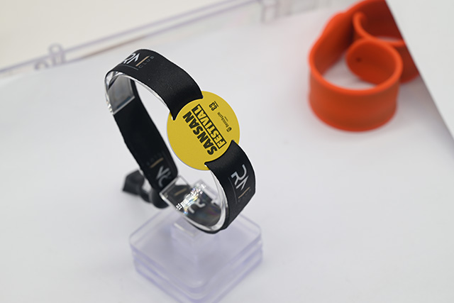 这样的带按键显示屏可视银行卡您是否见过呢？？？