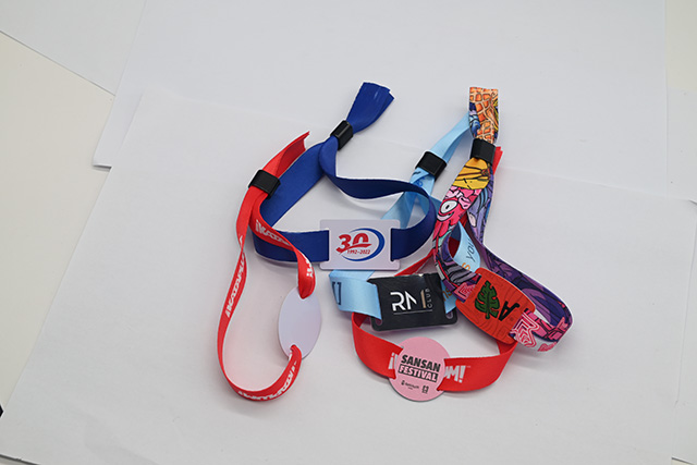 西宁市明天起晚年公交滴胶卡最先接受审验